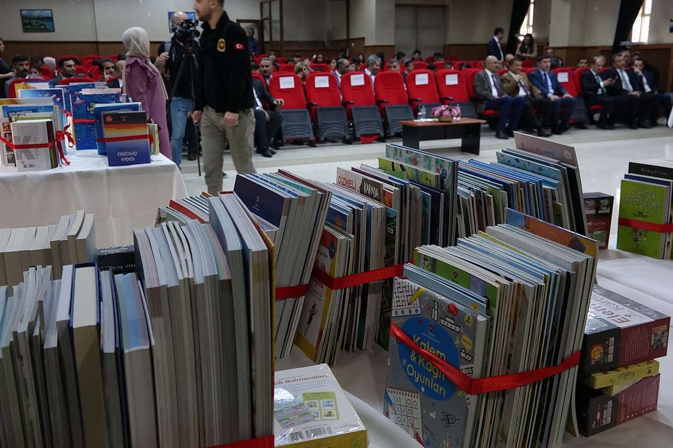Van'da TÜBİTAK tarafından hazırlanan 235 bin 190 kitap okullara dağıtılmaya başlandı